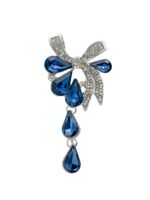 Брошь "Цветочная роса с бантом" (бело-синяя в серебре)